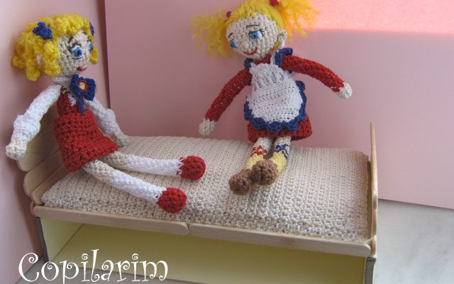 Pat cu cutie pentru păpuși amigurumi