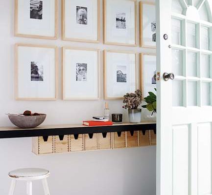Decorarea holului sau a scării interioare cu fotografii sau tapet personalizat