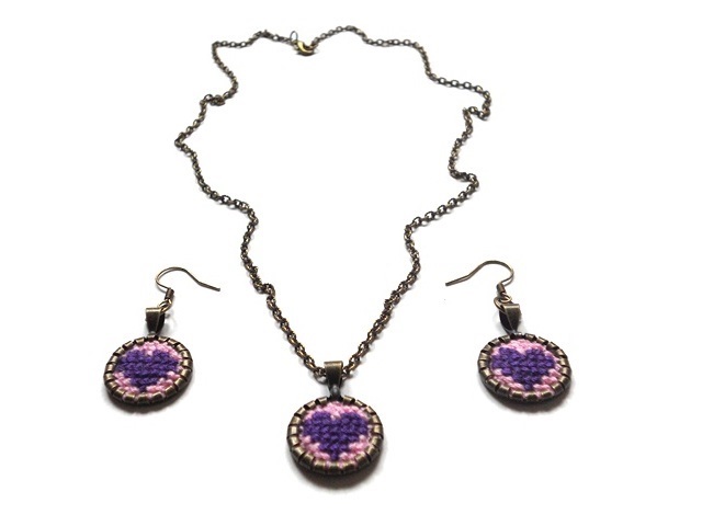 Bijuterii handmade set cusut cu inimioara mov pe fond roz