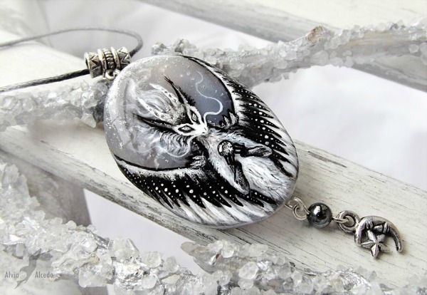fantasy-creatures-stone-painting-necklaces-alvia-alcedo-6