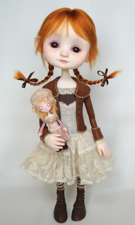 Emmy (înălțime 30cm) și Lila, păpușica ( înălțime 8cm) Emmy și păpușica ei Lila