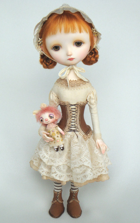 Carolyn ( înălțime 28cm ) și Dolly ( înălțime 7cm ) Carolyn și Dolly