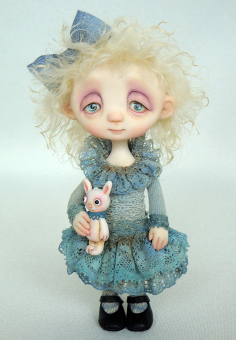 Micuța Alice (înălțime 9 cm ) și Bunny (înălțime 2 cm) Micuța Alice și Bunny