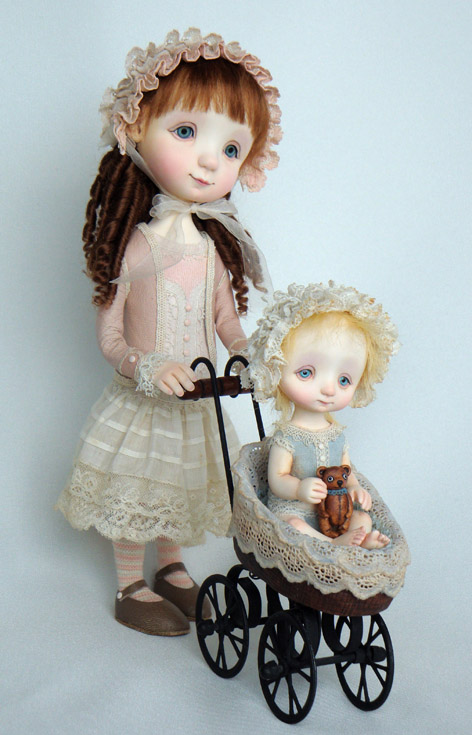 Catie (înălțime 19 cm) și Danny cu micuțul ursuleț (înălțime 10 cm) Catie și Danny cu micuțul ursuleț