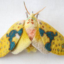 Molii și fluturi din textile, sculpturi create de Yumi Okita