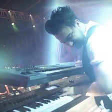 Alex Racoviţă este pianistul Nopţii albe a creatorilor şi designerilor de produs