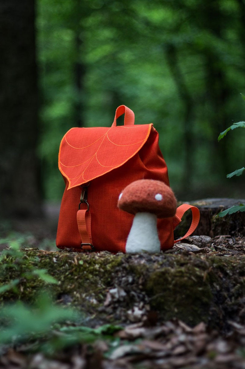http://www.lostateminor.com/2016/05/30/every-nature-lover-needs-a-bag-that-looks-like-a-giant-leaf/