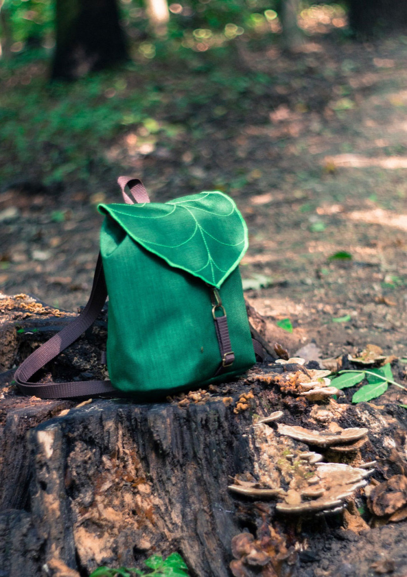 http://www.lostateminor.com/2016/05/30/every-nature-lover-needs-a-bag-that-looks-like-a-giant-leaf/