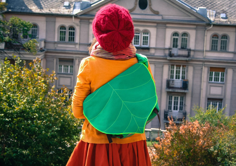 http://www.lostateminor.com/2016/05/30/every-nature-lover-needs-a-bag-that-looks-like-a-giant-leaf/