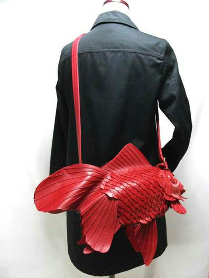 http://www.lostateminor.com/2016/02/25/this-bag-makes-it-look-like-youre-carrying-a-giant-goldfish/