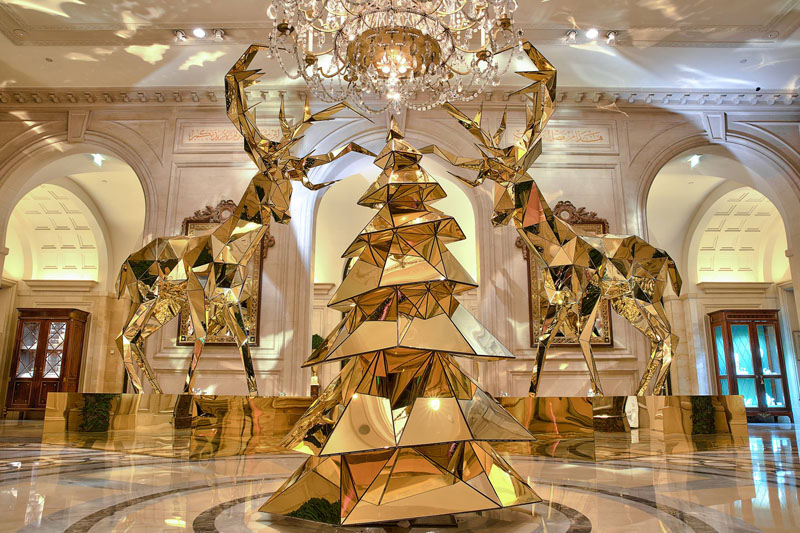 http://www.pursuitist.in/electric-light-bulb-christmas-tree-gold-reindeer-four-seasons-hotel-george-v-paris/