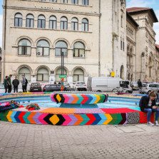 Fântâna de la Universitate are haine noi croșetate din pasiune