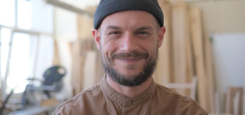 ArboRitm: mobilier din lemn adevărat, prelucrat fără CNC… momentan!